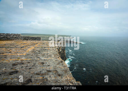 Le point de vue de l'imposant Dun Aengus Fort en pierre, l'Inishmore, les îles d'Aran, au large de la côte ouest. Le fort est un preched sur 100 mètres balayé par Banque D'Images