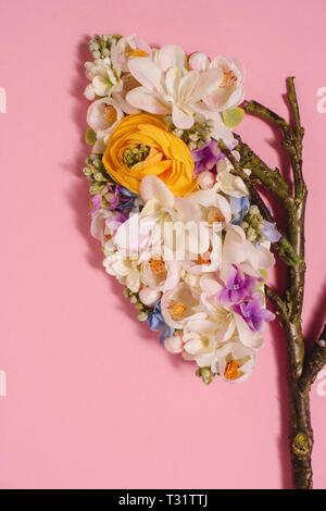 Close up of composition florale avec fleurs et brindilles en forme de poumons sur Rose Banque D'Images