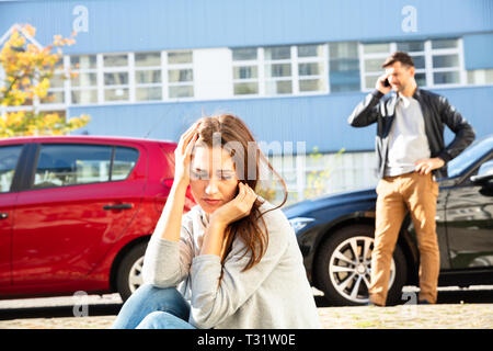 Jeune femme pilote déprimé après accident de la circulation sur route - Séance Banque D'Images