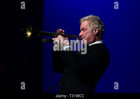 3 avril 2019 - lauréat des Grammy Awards Chris Botti divertit la foule à l'Sandler Center de Virginia Beach, Virginie, 3 avril 2019..Â©Jeff Moore (crédit Image : © Jeff Moore/Zuma sur le fil) Banque D'Images