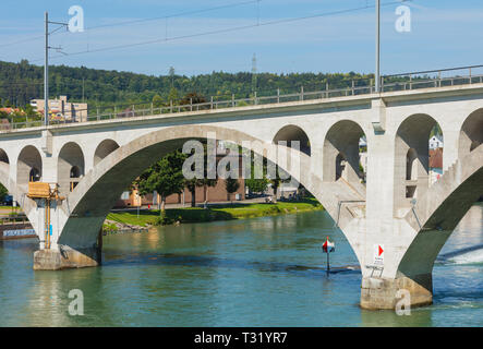 Bremgarten, Suisse - 16 juin 2018 : pont sur la rivière Reuss, dans la ville de Bremgarten. Bremgarten est une commune suisse du canton de Aa Banque D'Images