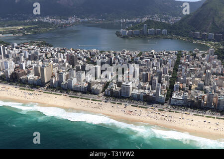Vol panoramique sur la côte de Rio de Janeiro avec vue imprenable Banque D'Images