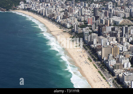 Vol panoramique sur la côte de Rio de Janeiro avec vue imprenable Banque D'Images
