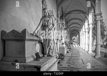 Zagreb, Croatie - 30 décembre 2018. Une arcade dans le cimetière Mirogoj historique dans la capitale croate Zagreb Banque D'Images