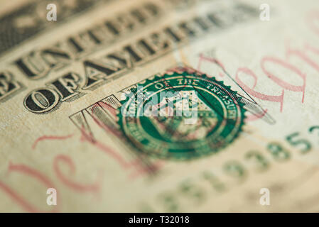 Green stamp sur vue en gros billets dollar Banque D'Images