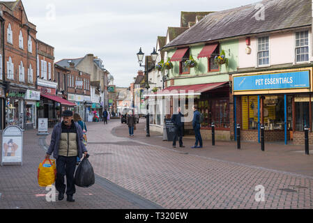 Les clients du matin à High Street, Chesham, Buckinghamshire, Angleterre, Royaume-Uni, Banque D'Images