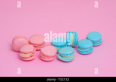 Macarons colorés sur fond rose Banque D'Images