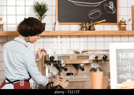 Focus sélectif de barista machine à expresso nettoyage in coffee shop Banque D'Images