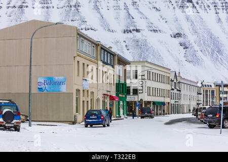 La rue commerciale de Ísafjörður, situé le long de la grand fjord appelé Ísafjarðardjúp, dans la région de l'Islande Westfjords [pas de biens disponibles ; Banque D'Images