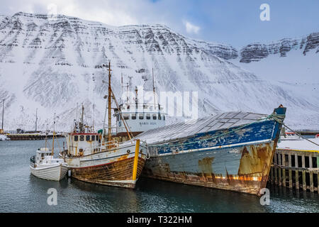 Bateaux de pêche au port de Ísafjörður, situé le long de la grand fjord appelé Ísafjarðardjúp, dans la région de l'Islande Westfjords [pas de biens Banque D'Images