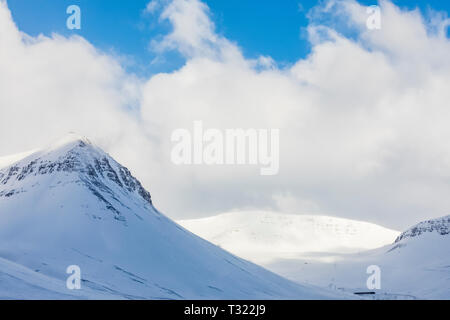 Montagnes et entrée du tunnel dans la région de l'Islande Westfjords Banque D'Images