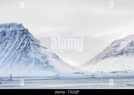 Paysage d'hiver spectaculaire d'Önundarfjörður fjord et montagnes près de Flateyri dans la région de l'Islande Westfjords Banque D'Images