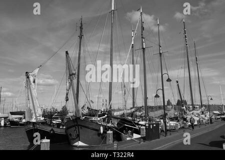 Enkhuizen, Pays-Bas - noir et blanc photo de port avec bateaux. Banque D'Images