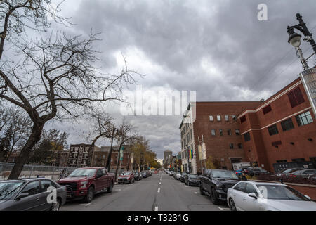 Montréal, Canada - le 8 novembre 2018 : voitures garées dans une rue résidentielle avec des voitures garées dans le Village, Montréal, Québec. Un nord-américain typique di Banque D'Images