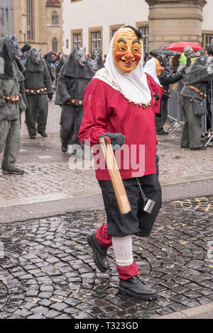 STUTTGART, ALLEMAGNE - 5 mars : masque clodhopper marching in wolfes parade entre sous la pluie légère. Tourné au défilé en centre-ville le 5 mars 2 Banque D'Images