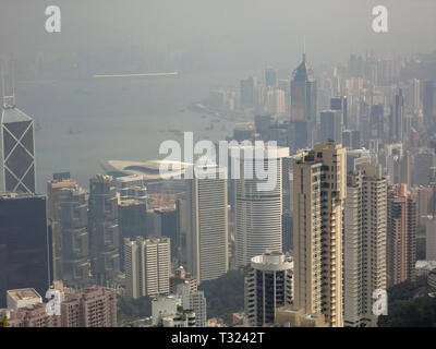 Gratte-ciel de Hong Kong sur jour de smog. Banque D'Images