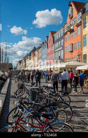 Ligne de bâtiments colorés de la rive nord de Nyhavn (Nouveau port) canal de Copenhague. Banque D'Images