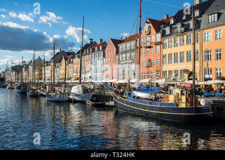 Ligne de bâtiments colorés de la rive nord de Nyhavn (Nouveau port) canal de Copenhague. Banque D'Images