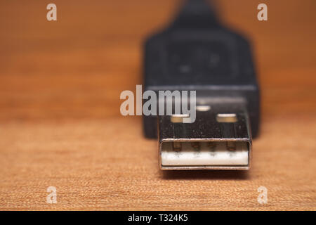 Fiche USB unique macro sur surface en bois. Banque D'Images