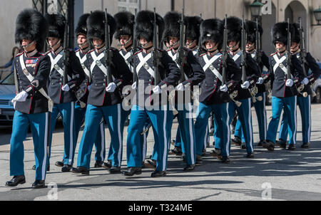 Les troupes de la famille royale danoise des maîtres nageurs dans leur uniforme bleu de cérémonie sur le défilé au Palais d'Amalienborg, lors de la relève de la garde. Banque D'Images