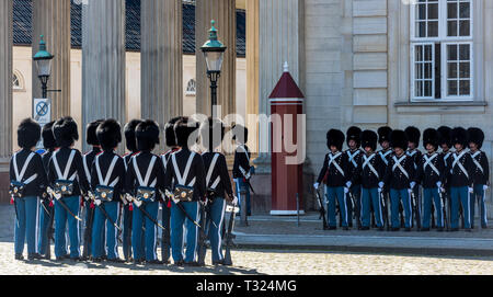 Les troupes de la famille royale danoise des maîtres nageurs dans leur uniforme bleu de cérémonie sur le défilé au Palais d'Amalienborg, lors de la relève de la garde. Banque D'Images