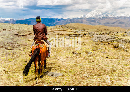 Vue sur nomade à cheval dans les montagnes du Sichuan Banque D'Images