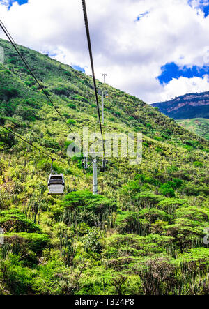 Téléphérique vide passant de près de Canyon Chicamocha Bucaramanga, Colombie Banque D'Images