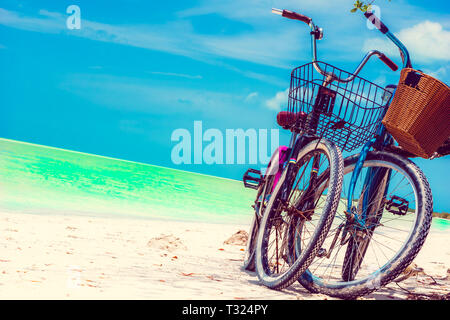 Vue sur des vélos sur paradies plage de l'Île de Holbox au Yucatan - Mexique Banque D'Images