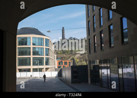 Une vue de Sibbald walk off the Canongate d'Edimbourg avec le monument Nelson sur Calton Hill dans la distance. Banque D'Images