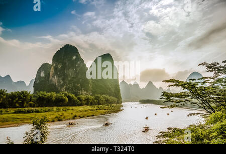 Bateaux sur la rivière Li à Yangshuo Chine entouré de montagnes karstiques Banque D'Images