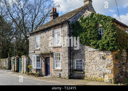 Ashford dans l'eau sur les rives de la rivière Wye dans le Derbyshire Peak District, au Royaume-Uni. Banque D'Images