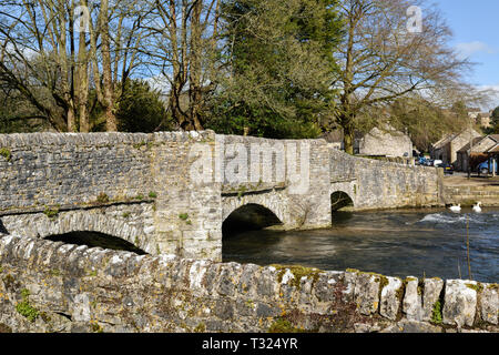 Ashford dans l'eau sur les rives de la rivière Wye dans le Derbyshire Peak District,UK. Banque D'Images