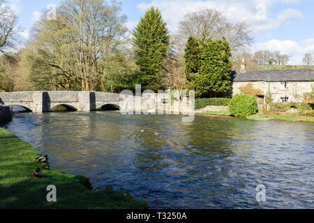 Ashford dans l'eau sur les rives de la rivière Wye dans le Derbyshire Peak District,UK. Banque D'Images