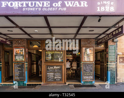 Sydney, Australie - 11 Février 2019 : Façade avec regardez à l'intérieur de la fortune de la guerre, plus vieux pub de la ville dans la George Street près de Baie circulaire. Tableaux noirs Banque D'Images