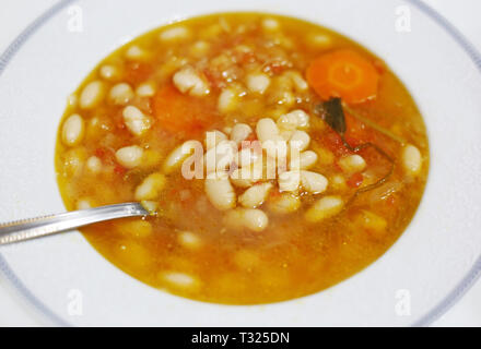 Soupe aux haricots - l'Office national de la nourriture grecque appelée fasolada - une cuisine traditionnelle grecque Banque D'Images