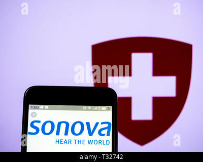 Sur cette photo, l'illustration a vu le logo de Sonova Holding AG affiche sur un téléphone intelligent Banque D'Images