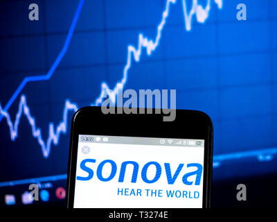 Sur cette photo, l'illustration a vu le logo de Sonova Holding AG affiche sur un téléphone intelligent Banque D'Images