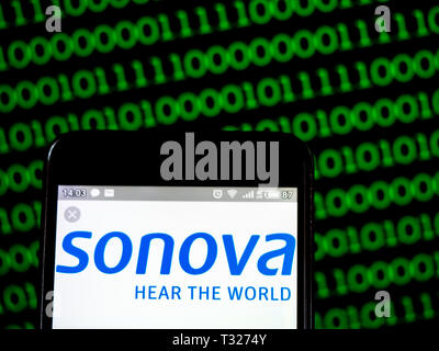 Sur cette photo, l'illustration a vu le logo de Sonova Holding AG affiche sur un téléphone intelligent Banque D'Images