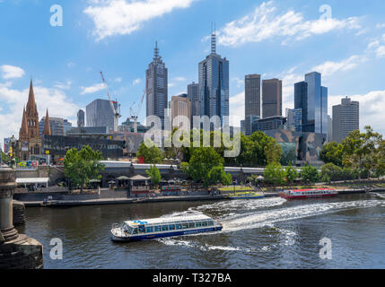 Bateau de croisière sur la rivière de Melbourne la Yarra River devant le Central Business District (CBD), de Princes Bridge, Melbourne, Victoria, Australie Banque D'Images