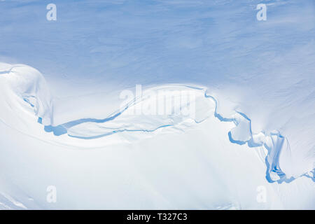 Corniche de neige dans un paysage d'hiver spectaculaire le long du fjord Ísafjarðardjúp près de Ísafjörður dans la région des Westfjords, Islande Banque D'Images