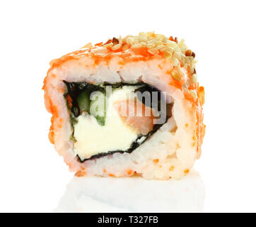Sushi roll pièces avec du saumon, riz et nori isolé sur fond blanc. De délicieux aliments japonais Banque D'Images
