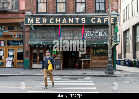 Un jeune homme marche en face de marchands Cafe, le plus vieux bar à Seattle, Washington, USA. Banque D'Images