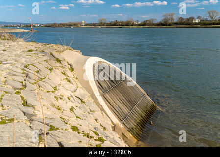 Un égout oblique qui se jette dans le Rhin en Allemagne de l'ouest. Banque D'Images