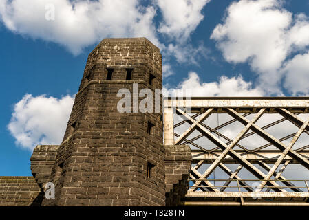 Viaduc, railroad, truss, Viaduc, l'eau, de la construction, voie, l'architecture, metal, ferroviaire, transports, bois, pierres, boules, jour, nuages, travel, ligne, Banque D'Images