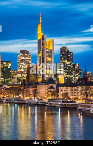 L'horizon de Francfort, Allemagne la nuit Banque D'Images