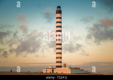 Leuchtturm à Dakhla au coucher du soleil. Dakhla, Sahara occidental, Maroc. Banque D'Images