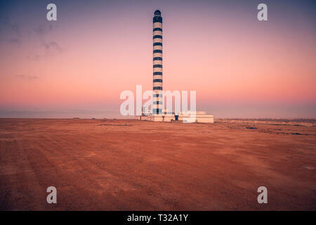 Leuchtturm à Dakhla au coucher du soleil. Dakhla, Sahara occidental, Maroc. Banque D'Images