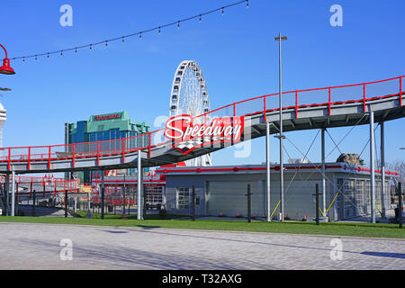 NIAGARA FALLS, CANADA 27 MAR 2019- Vue de la Niagara Speedway rollercoaster attraction touristique de Niagara Falls, en Ontario. Banque D'Images