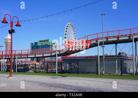 NIAGARA FALLS, CANADA 27 MAR 2019- Vue de la Niagara Speedway rollercoaster attraction touristique de Niagara Falls, en Ontario. Banque D'Images