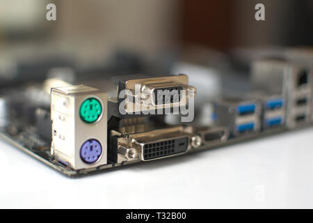 Format ATX ordinateur moderne carte mère. Composants électroniques, prises et points de soudure peut être clairement vu. Banque D'Images